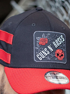 GUNS N' ROSES ‘THE JUNGLE’ stretch fit hockey cap in black with red brim and stripes front view on model close up
